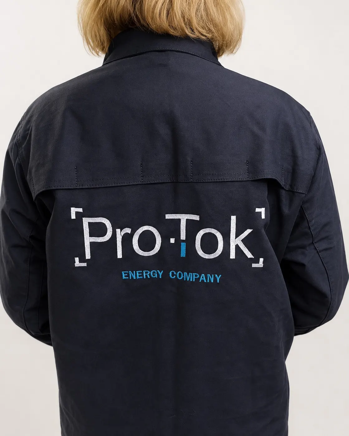 Тёмная куртка с вышивкой Pro Tok Energy Company на спине
